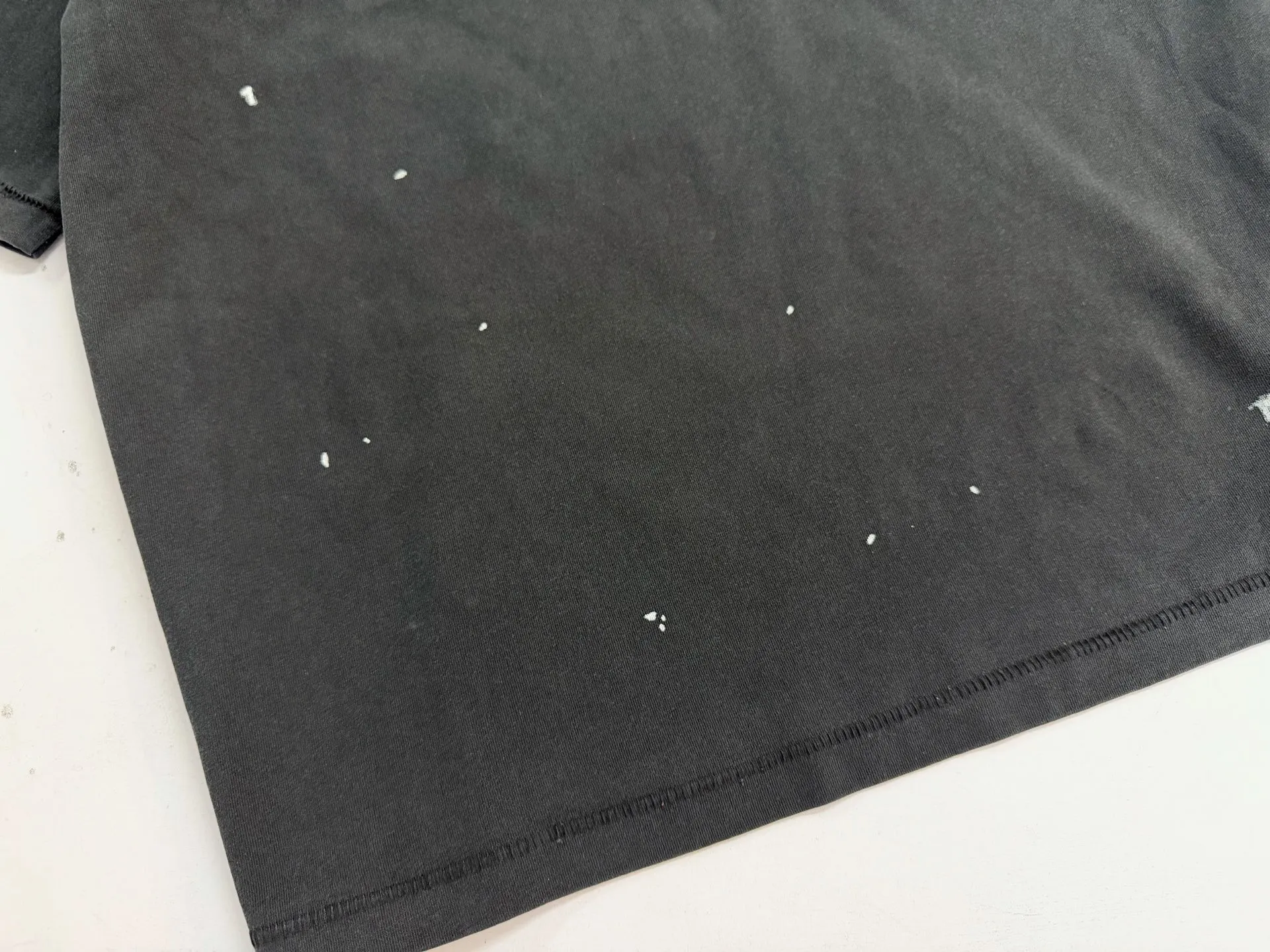 ❥8035 P130 Saint Mxxxxxx New model uses double yarn cotton batik fabric 290 grams, comfortable and breathable to wear. Full of street feel, loose fit. Craftsmanship: crack printing + graffiti + spray coding, batik and wash. Size: (S-M-L-XL) Color: Washed Black